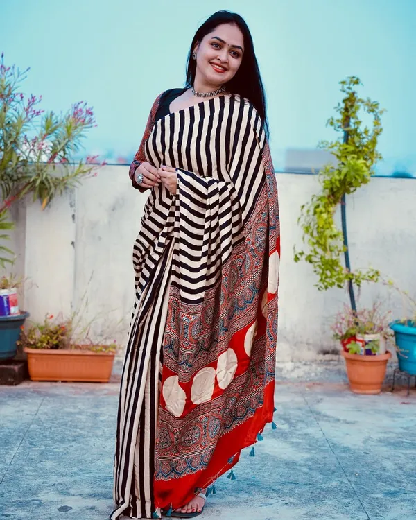 Cream_Digital_Print_Saree_With_Unstitched_Blouse_Piece_|_Ideal_For_Festive_&_Party_Wear