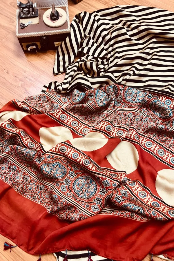Black_&_Cream_Modal_Silk_Ajrakh_Strip_Print_Saree_With_Unstitched_Blouse_Piece