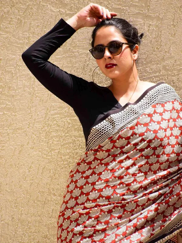 Glo_Ajarkh__Flower__Silk_Saree_With_Unstitched_Blouse_Piece