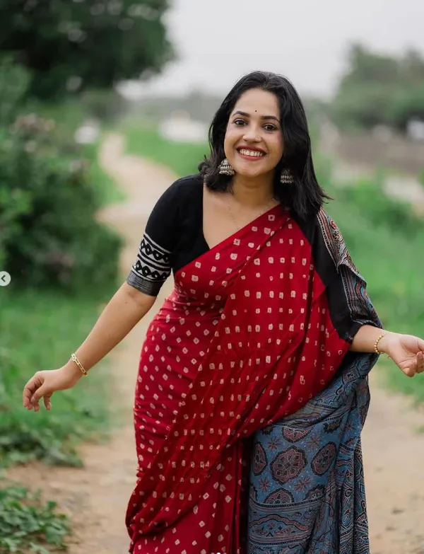 Red_Bandhani_Print_Modal__Silk_Saree_With_Blouse_Piece