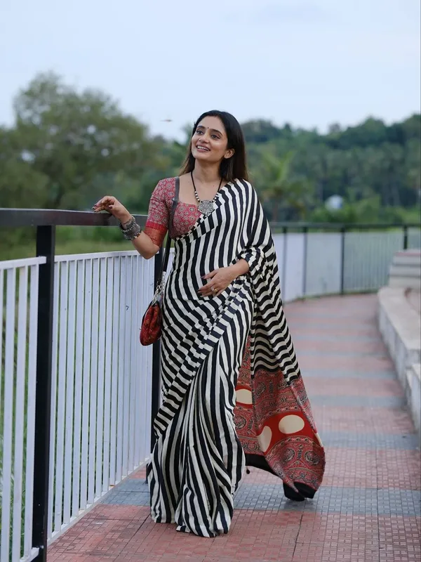Elegant_Modal_Silk_Saree_With_Blouse_Piece_For_Women