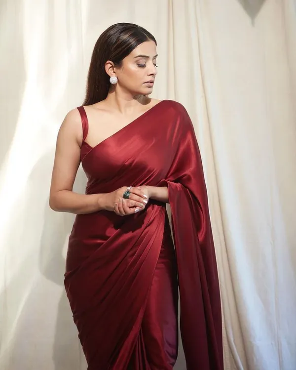 Maroon_Satin_Silk_Saree_With_Blouse_Piece