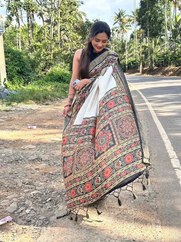 New_Kashmiri_Mantra_Black_Border_Dolla_Silk_Saree_with_Blouse_Piece