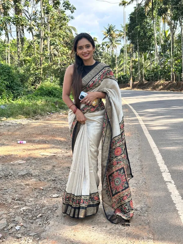 New_Kashmiri_Mantra_Black_Border_Dolla_Silk_Saree_with_Blouse_Piece