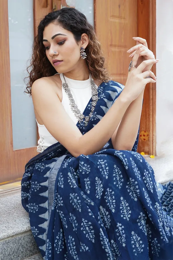 Indigo_Block_Digital_Print_Linen_Saree_With_Blouse_Piece