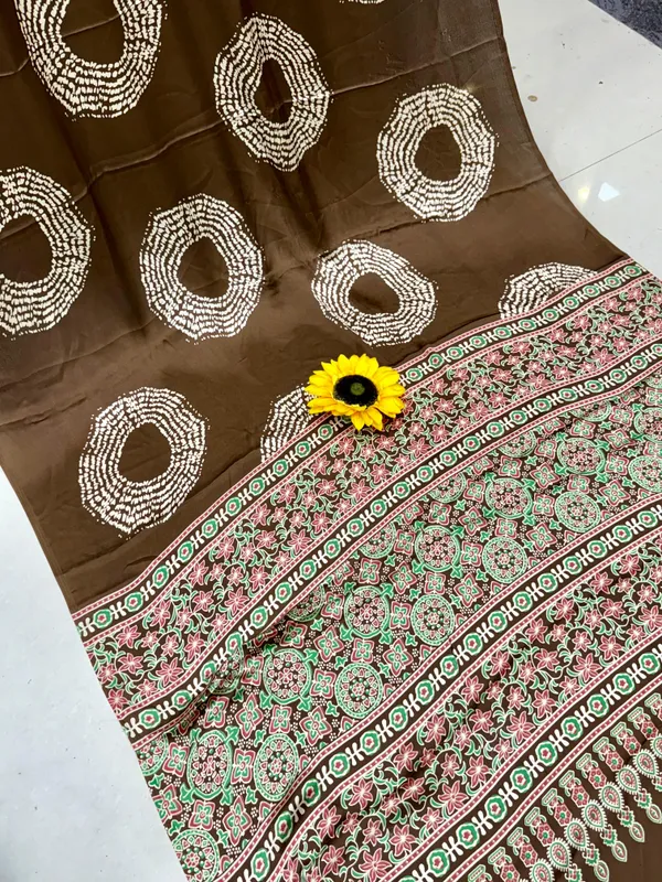 Semi_Gajji_Silk_Bandhani_Butta_Saree_In_Japan_Silk_With_Blouse_Piece
