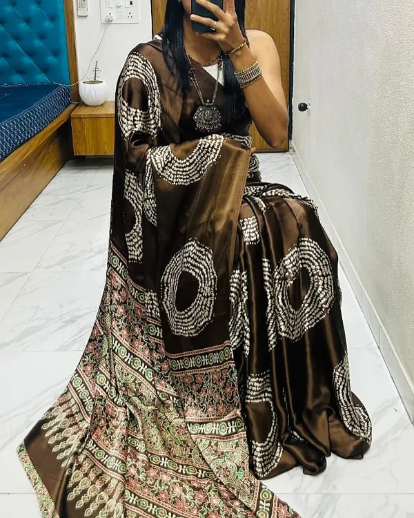 Semi_Gajji_Silk_Bandhani_Butta_Saree_In_Japan_Silk_With_Blouse_Piece