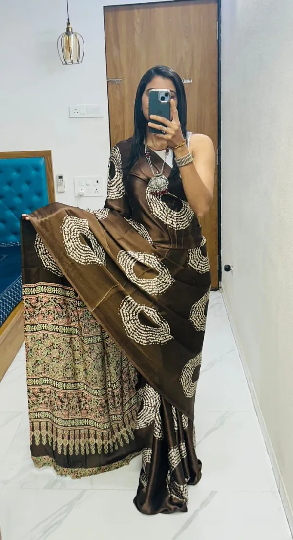Semi_Gajji_Silk_Bandhani_Butta_Saree_In_Japan_Silk_With_Blouse_Piece