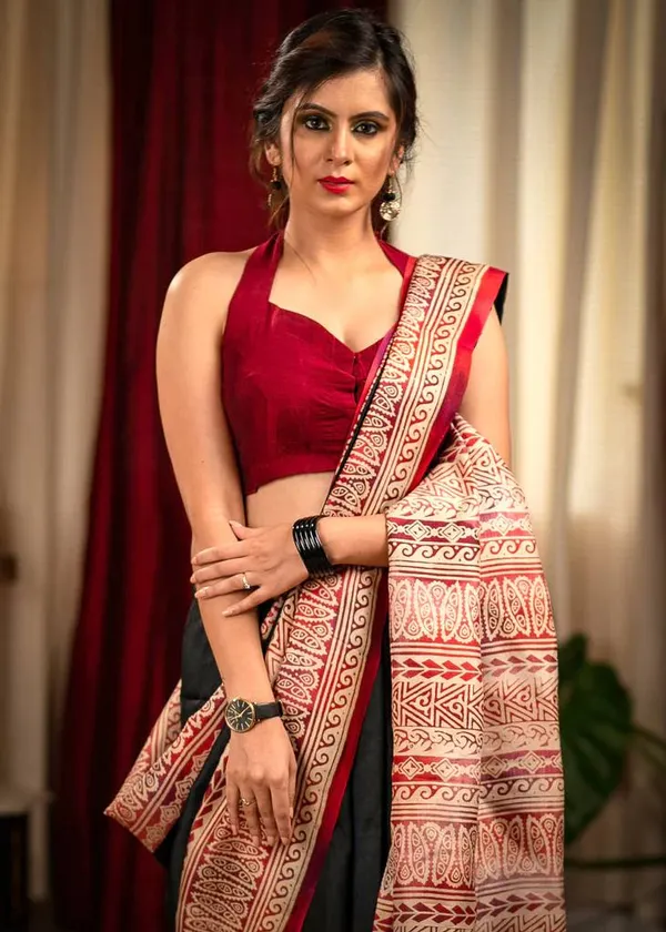 Black_And_Red_Linen_Saree_With_Unstitched_Blouse_Piece