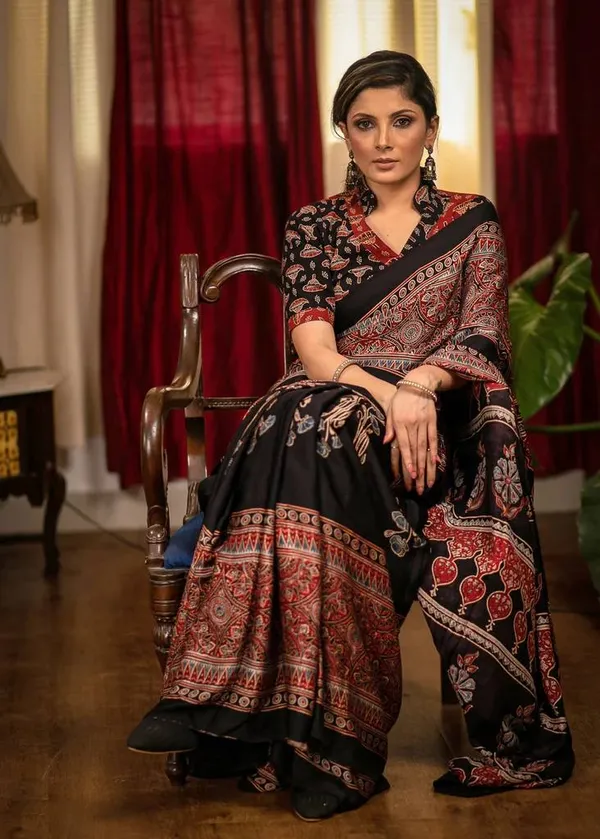 Exclusive_Black_And_Maroon_Linen_Saree_With_Blouse_Piece