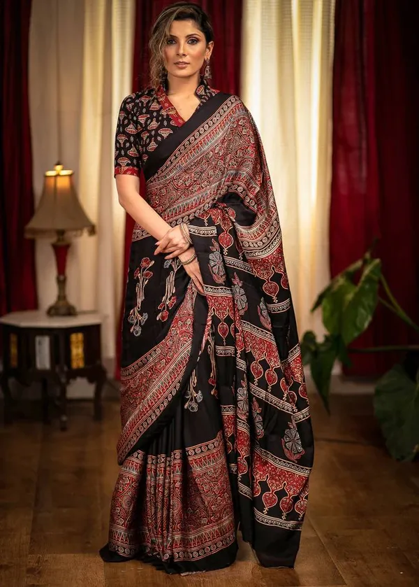 Exclusive_Black_And_Maroon_Linen_Saree_With_Blouse_Piece