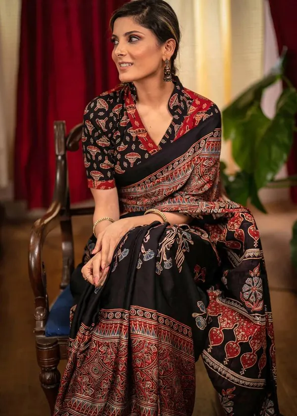 Exclusive_Black_And_Maroon_Linen_Saree_With_Blouse_Piece