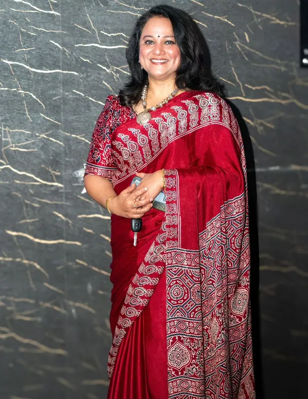 TRENDING_RED__AJRAKH_SAREE_WHITH_BLUSE_PIC_