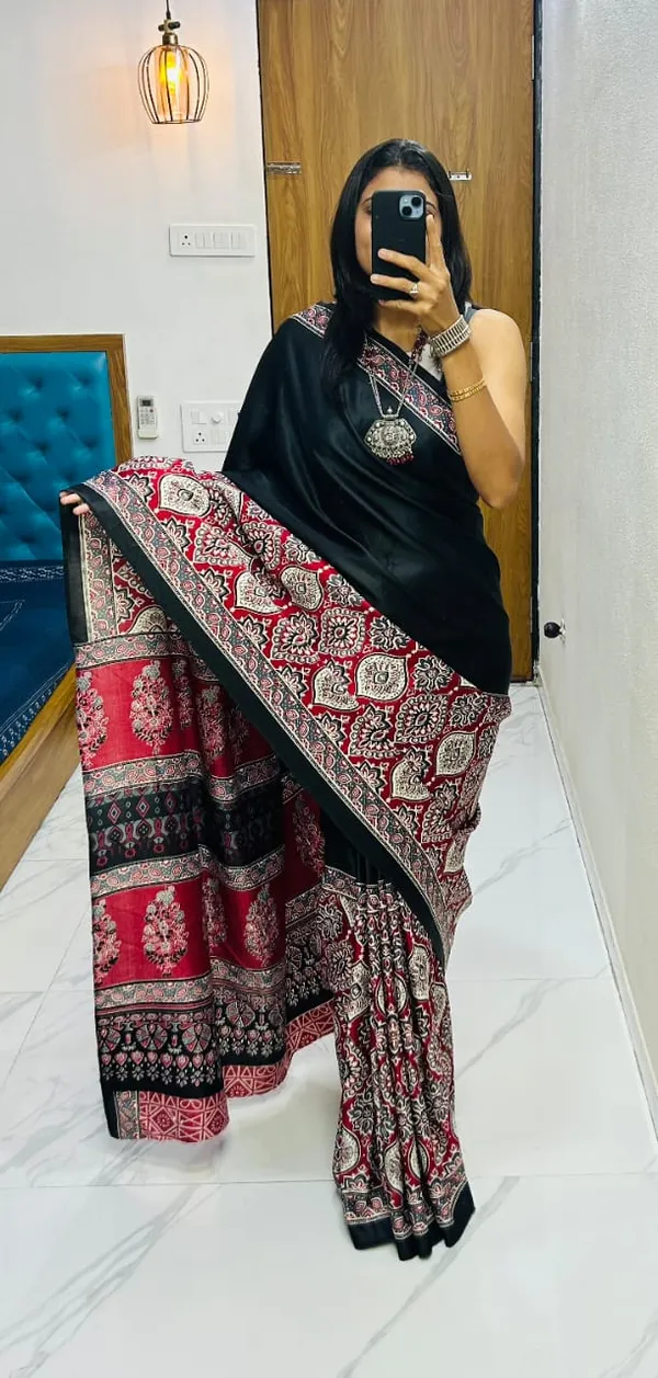 Black_And_Red_Ajarkh_Semmi_Gajji_Sfot_Pallu__Saree_With__Bloluse_Pis..