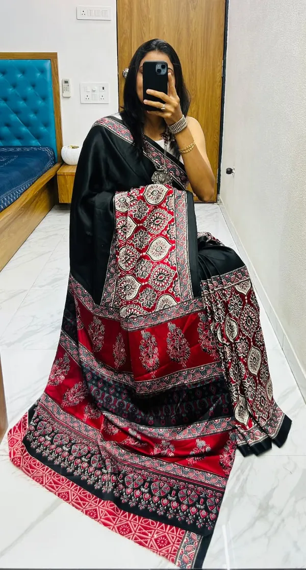 Black_And_Red_Ajarkh_Semmi_Gajji_Sfot_Pallu__Saree_With__Bloluse_Pis..