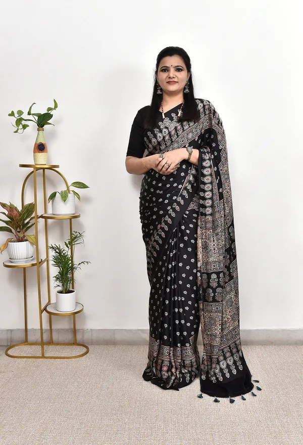 Modal_Plain_Saree_With_Lagdi_Palla_With_Unstitched_Blouse_Piece