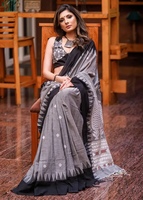 Dark_Grey_Linen_Saree_With_Unstitched_Blouse_Piece