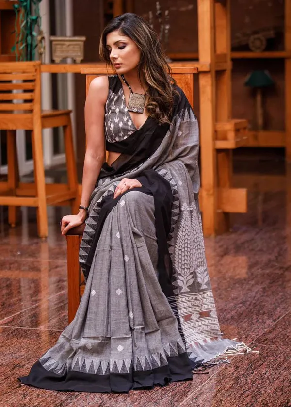 Dark_Grey_Linen_Saree_With_Unstitched_Blouse_Piece