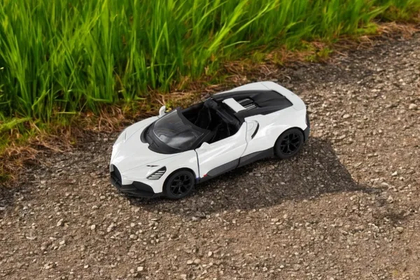 Kinsmart_White_Bugati_Mistral_Metal_1:36_Diecast_Model_Car_For