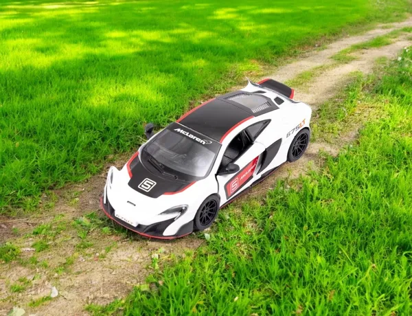 Kinsmart_White_Mclaren_675Lt_Exclusive_Edition_Metal_Diecast_Model_Car_For