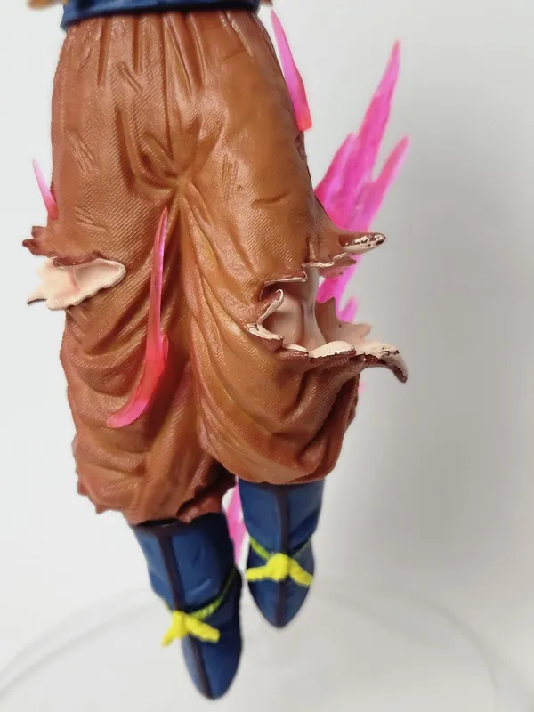 Dragon_Ball_Z_Goku_Action_Figure_-_22cm_PVC_Standing_Model_for_Office_Desk_&_Table_Display