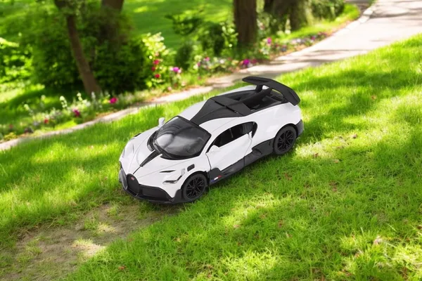 Kinsmart_White_Bugati_Divo_Metal_1:36_Diecast_Model_Car_For