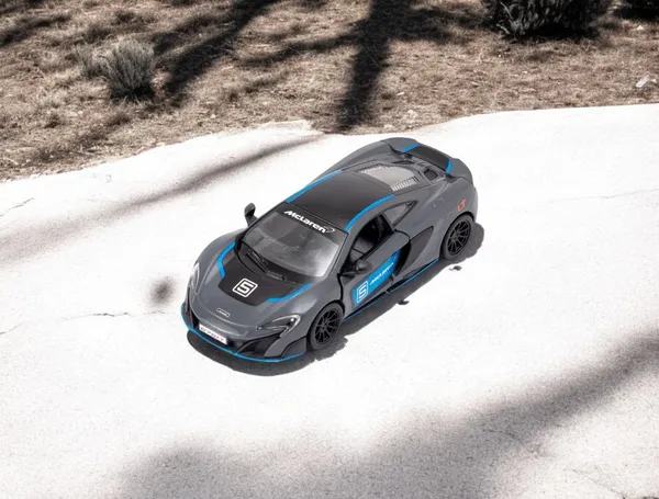 Kinsmart_Grey_Mclaren_675Lt_Exclusive_Edition_Metal_1:36_Diecast_Model_Car_For