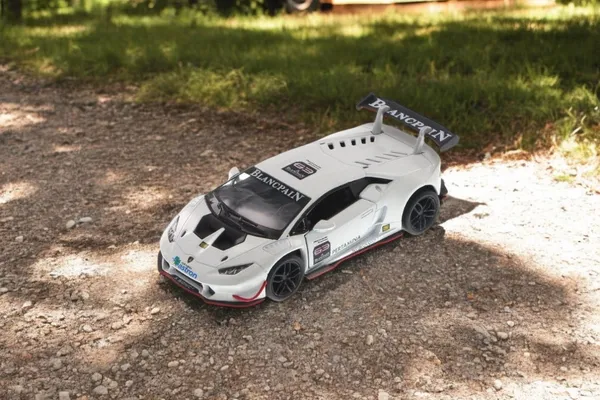 Kinsmart_White_Lamborghini_Huracan_Lp620_Metal_1:36_Diecast_Model_Car_For