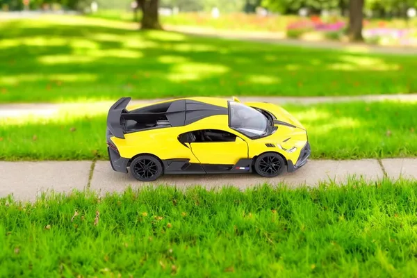 Kinsmart_Yellow_Bugati_Divo_Metal_1:36_Diecast_Model_Car_For