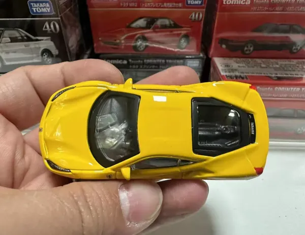 Bburago_1:64_Scale_Ferrari_488_GTB_Diecast_Metal_Model_Car_�_Premium_Race_Collection