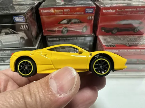Bburago_1:64_Scale_Ferrari_488_GTB_Diecast_Metal_Model_Car_�_Premium_Race_Collection