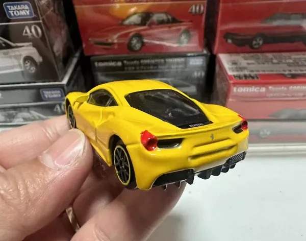 Bburago_1:64_Scale_Ferrari_488_GTB_Diecast_Metal_Model_Car_�_Premium_Race_Collection