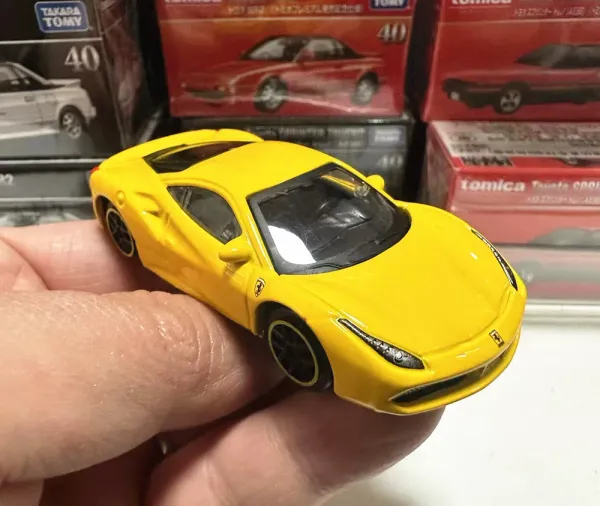 Bburago_1:64_Scale_Ferrari_488_GTB_Diecast_Metal_Model_Car_�_Premium_Race_Collection