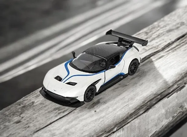 Kinsmart_White_Aston_Martin_Vulcan_Metal_1:38_Diecast_Model_Car_For