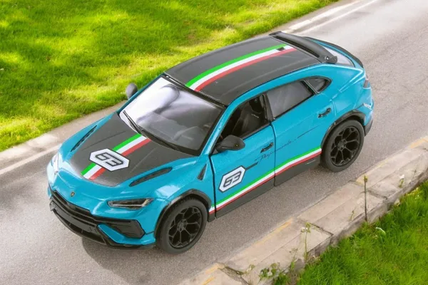 Kinsmart_Blue_Lamborghini_Urus_Perfomante_Metal_1:40_Diecast_Model_Car_For