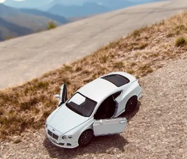 Kinsmart_White_2012_Bentley_Continental_Gt_Speed_Metal_1:38_Diecast_Model_Car_For