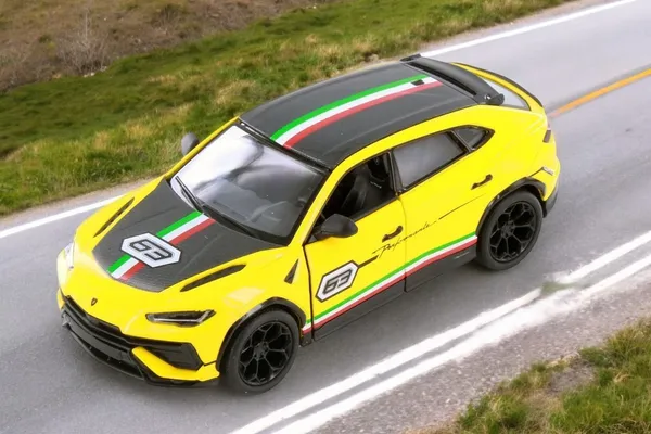 Kinsmart_Yellow_Lamborghini_Urus_Perfomante_Metal_1:40_Diecast_Model_Car_For