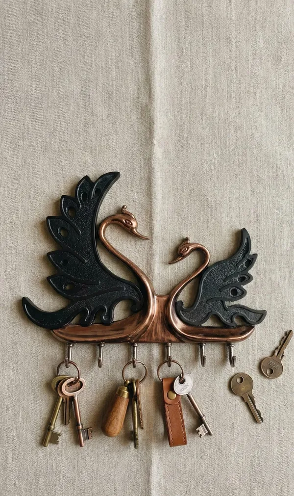 Kissing_Swans_Metal_Key_Holder_-_Symbol_of_Love_Wall_Decor