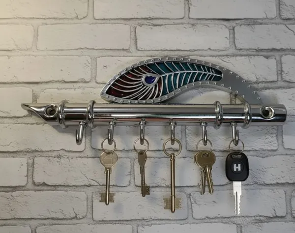Silver_Finish_Metal_Flute_&_Peacock_Feather_Key_Holder