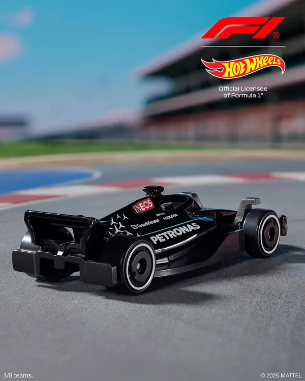 Hot_Wheels_1:64_Scale_MERCEDES-AMG_PETRONAS_FORMULA_ONE_TEAM_Track_Aces_1/5_59/250_(USA_IMPORTED)
