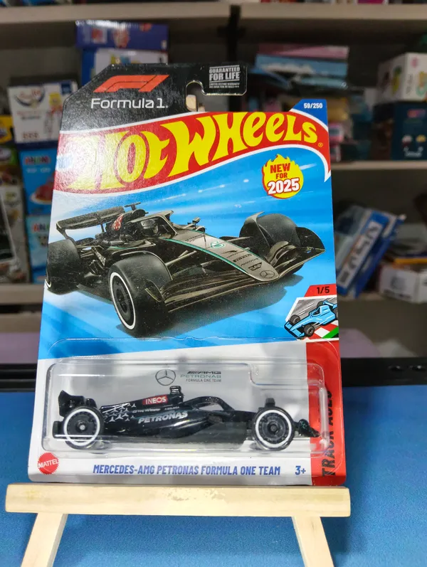 Hot_Wheels_1:64_Scale_MERCEDES-AMG_PETRONAS_FORMULA_ONE_TEAM_Track_Aces_1/5_59/250_(USA_IMPORTED)