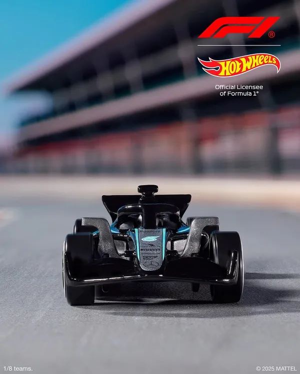 Hot_Wheels_1:64_Scale_MERCEDES-AMG_PETRONAS_FORMULA_ONE_TEAM_Track_Aces_1/5_59/250_(USA_IMPORTED)