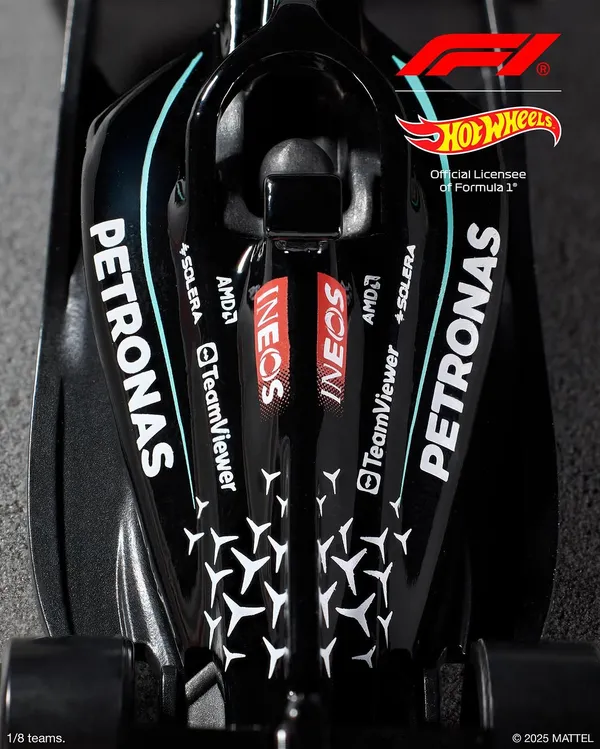 Hot_Wheels_1:64_Scale_MERCEDES-AMG_PETRONAS_FORMULA_ONE_TEAM_Track_Aces_1/5_59/250_(USA_IMPORTED)