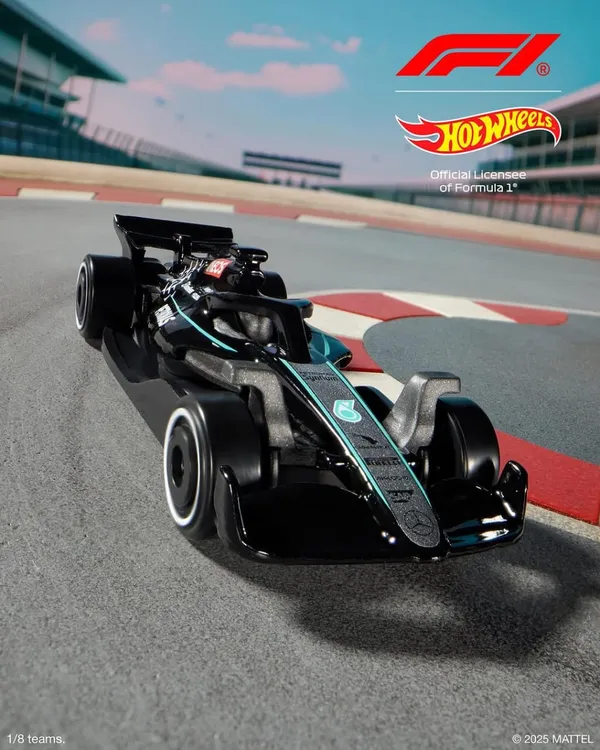 Hot_Wheels_1:64_Scale_MERCEDES-AMG_PETRONAS_FORMULA_ONE_TEAM_Track_Aces_1/5_59/250_(USA_IMPORTED)