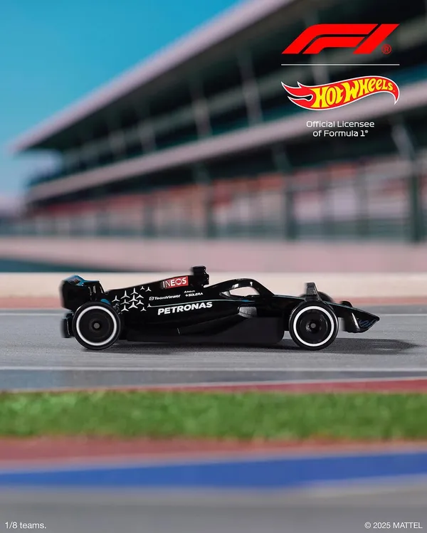 Hot_Wheels_1:64_Scale_MERCEDES-AMG_PETRONAS_FORMULA_ONE_TEAM_Track_Aces_1/5_59/250_(USA_IMPORTED)