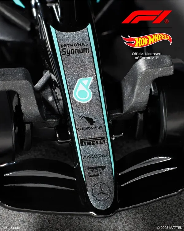 Hot_Wheels_1:64_Scale_MERCEDES-AMG_PETRONAS_FORMULA_ONE_TEAM_Track_Aces_1/5_59/250_(USA_IMPORTED)