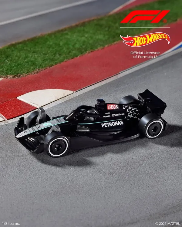 Hot_Wheels_1:64_Scale_MERCEDES-AMG_PETRONAS_FORMULA_ONE_TEAM_Track_Aces_1/5_59/250_(USA_IMPORTED)