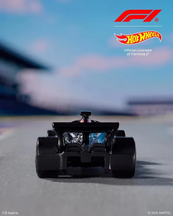 Hot_Wheels_1:64_Scale_MERCEDES-AMG_PETRONAS_FORMULA_ONE_TEAM_Track_Aces_1/5_59/250_(USA_IMPORTED)