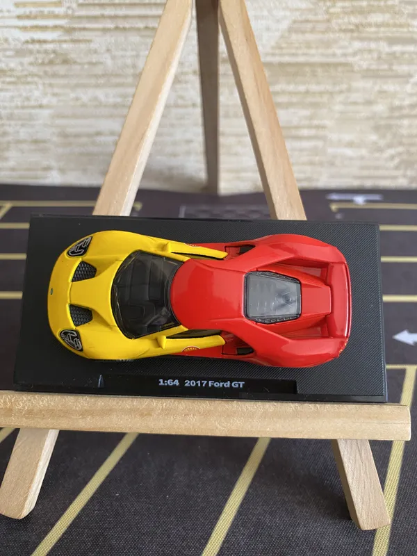 CCA_1_:_64_SCALE_2017_FORD_GT_ACRYLIC_DISPLAY_BOX_YELLOW