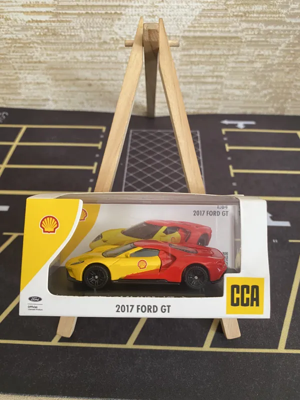 CCA_1_:_64_SCALE_2017_FORD_GT_ACRYLIC_DISPLAY_BOX_YELLOW
